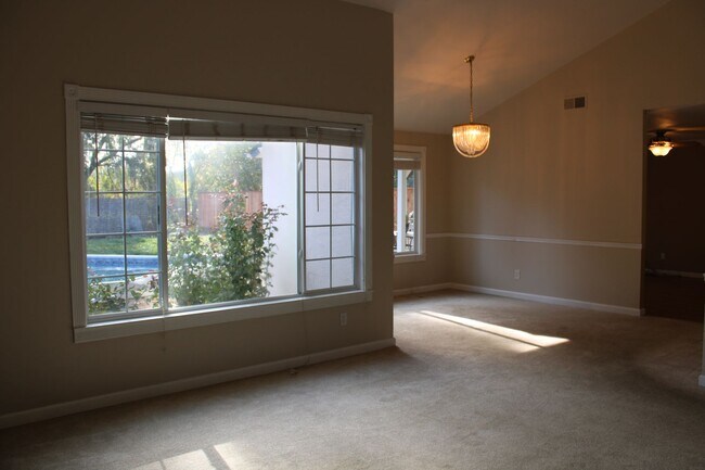 Building Photo - Beautiful single story with an upstairs lo...