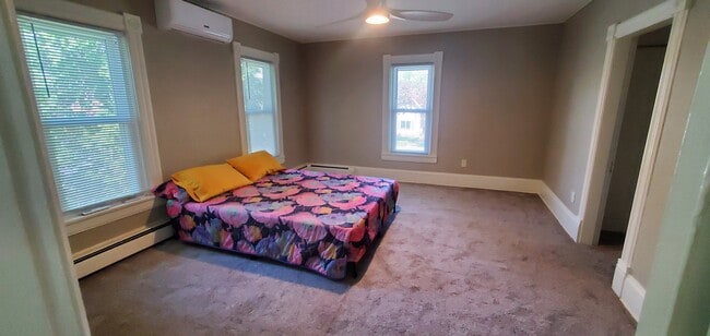 Large master bedroom - 413 1st St NW
