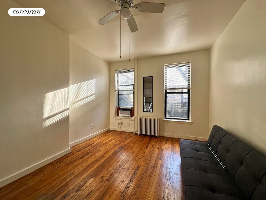 Foto principal - 444 W 49th St