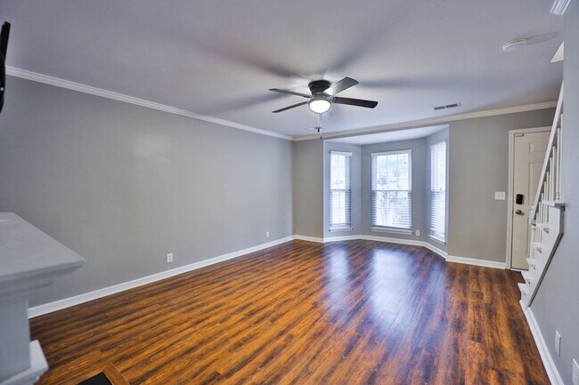 Building Photo - Great Townhome Convenient Location