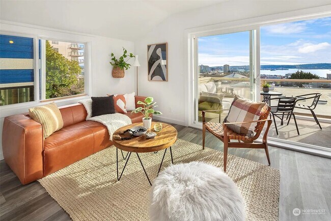 Foto del edificio - Top-Floor Corner Condo with Spectacular Views of the Space Needle & TWO Parking Spaces