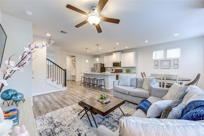 Foto del edificio - 9834 Rugged Oaks Dr