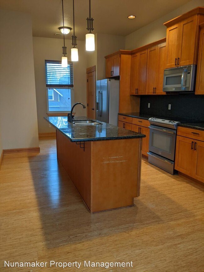 Building Photo - 3 br, 3 bath House - 675 Larch Court