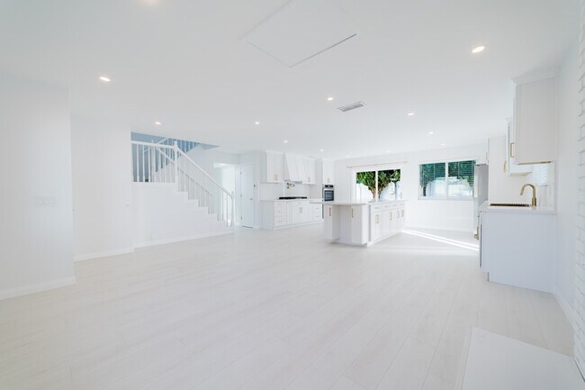 Building Photo - 3163 Camarillo Ave