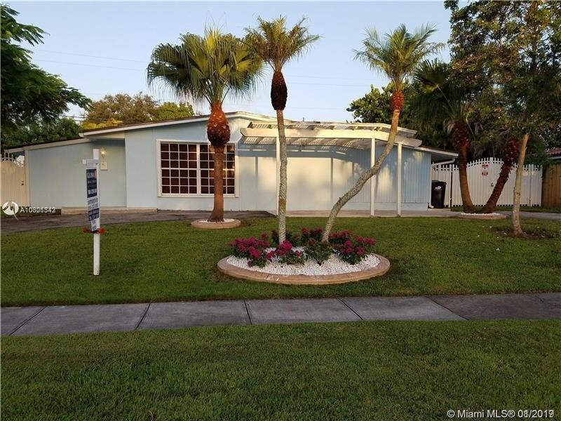 Primary Photo - 15800 Palmetto Club Dr