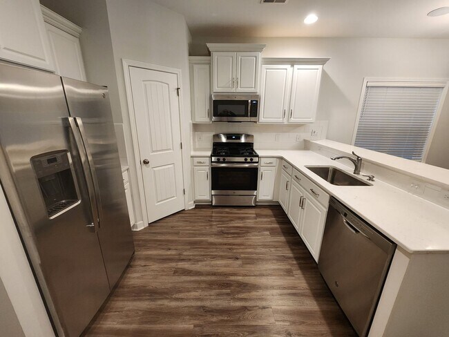 Building Photo - Spacious 4bed/2.5 bath in the Community of...