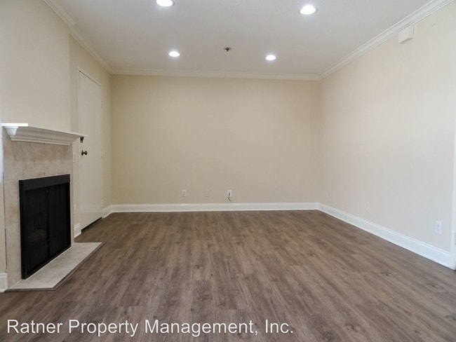 Building Photo - 14930 Moorpark St