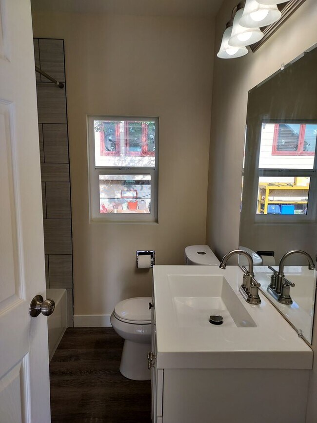 Building Photo - JUST REMODELED 3 BEDROOM, 1 BATH!! !! EVER...