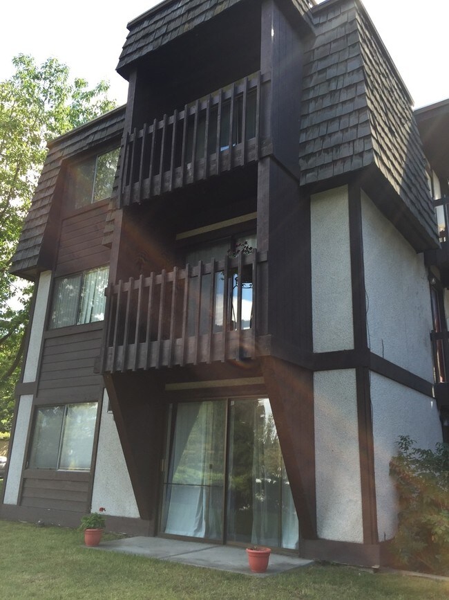 Building Photo - 702 S Oak St
