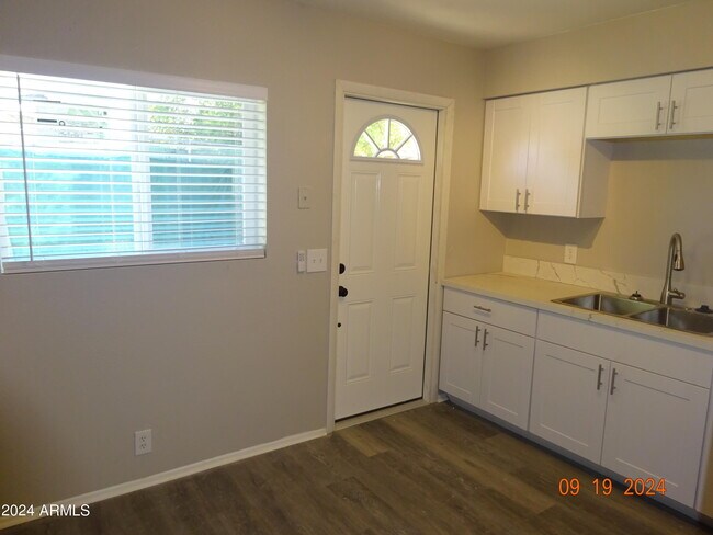 Foto del edificio - 341 E Vogel Ave