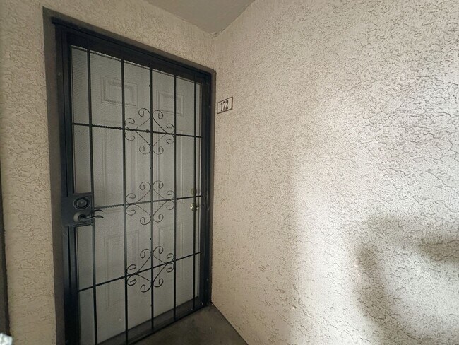 Foto del edificio - This charming 2-bedroom, 2-bathroom offers...