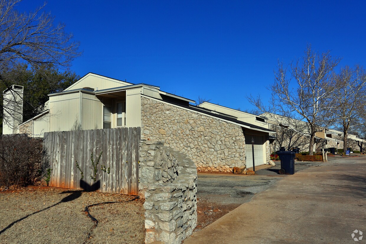 Foto principal - Cedar Springs Town Homes