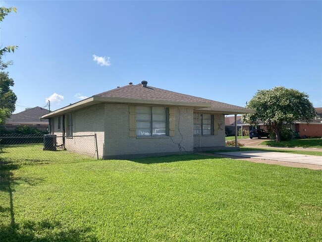 Building Photo - 3302 Bluefield Dr