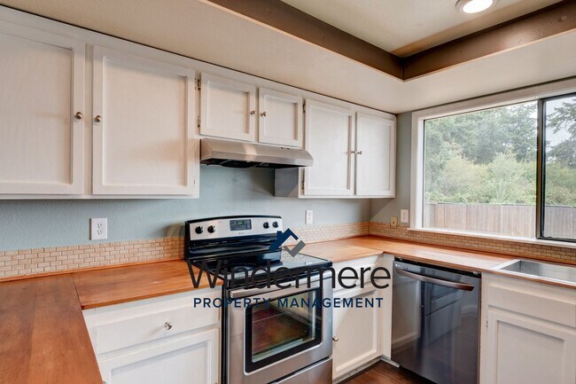 Building Photo - 3 bedroom 2 bath Home