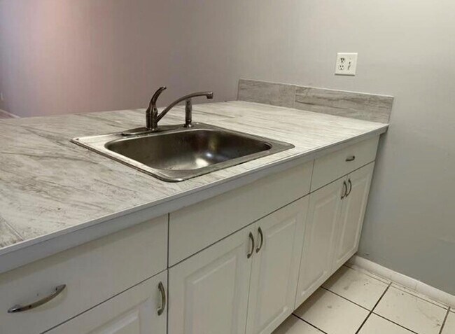 Building Photo - 2701 Riverside Dr