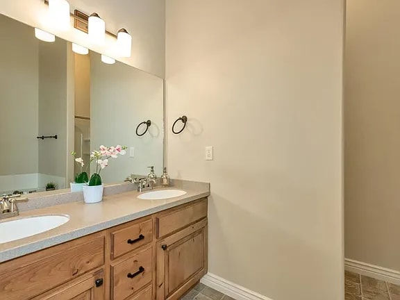 Photo - 2018 Stoneleigh Dr S Townhome