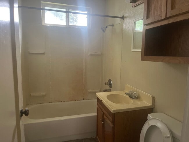 Foto del edificio - Welcome to this charming 2-bedroom, 1-bath...