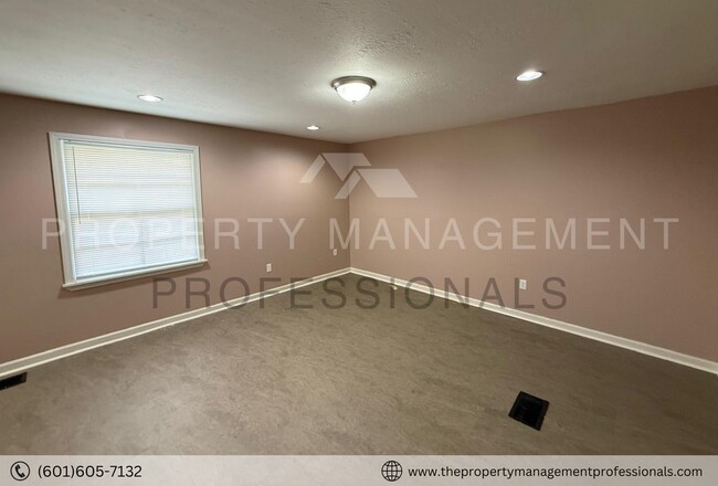 Foto del edificio - 348 Colonial Dr