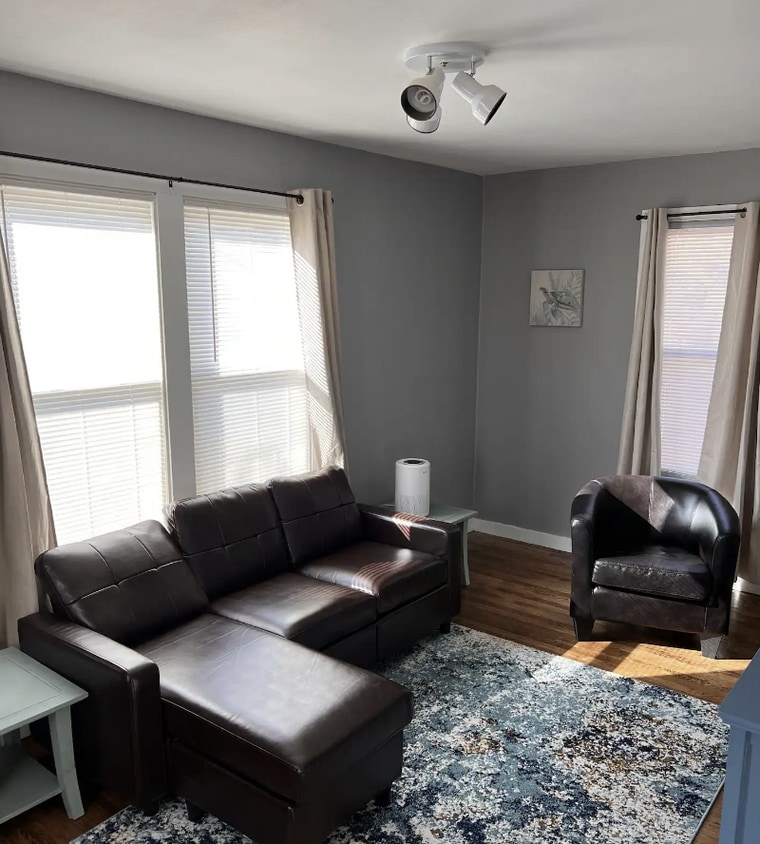 Sala de estar - 111 N Black River St