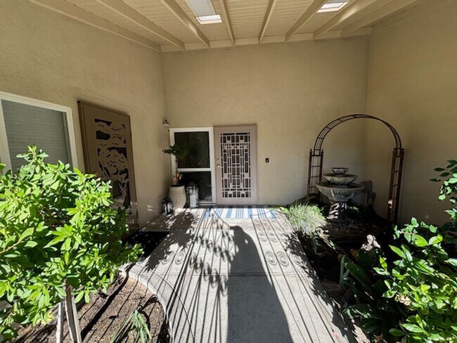 Foto del edificio - Stockdale Country Club 3 Bedroom Home with Paid Solar, Sunroom, RV Parking, and Ample Storage