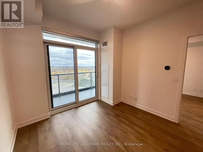 Photo du bâtiment - 30 Upper Mall Wy