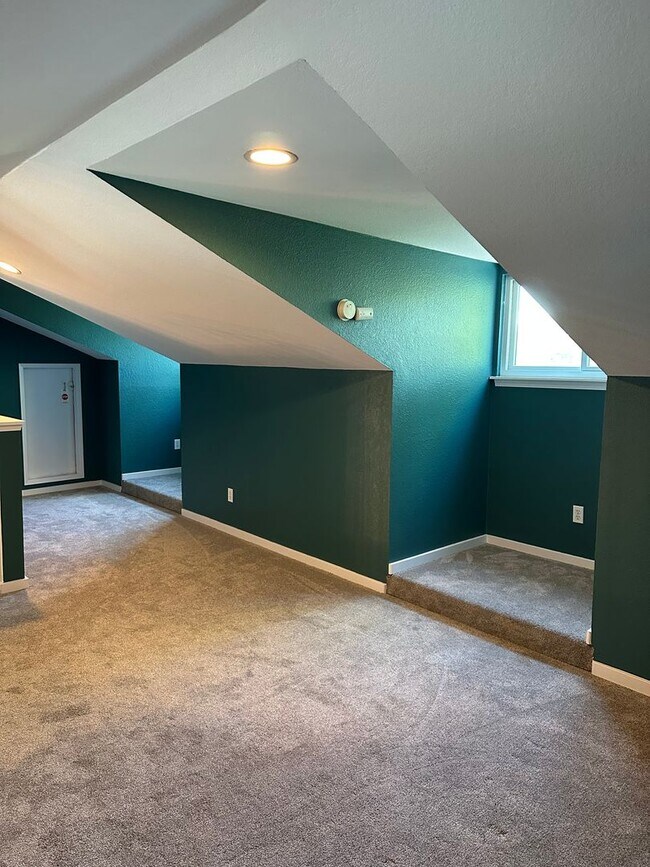 Building Photo - Colonial Square Top Floor Condo for Rent