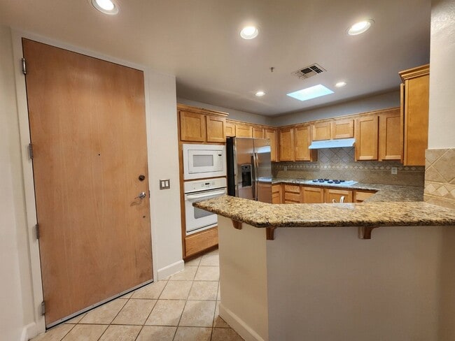 Building Photo - Luxury Mid-rise Condo unit  located on the...