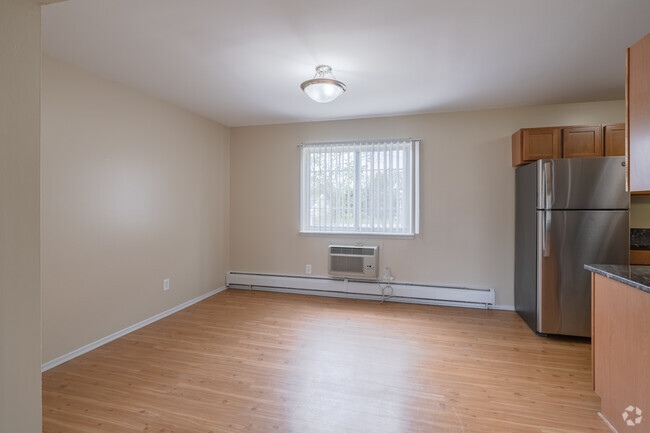 3BR, 2BA, Dining Room - Briarwood Park Apartments