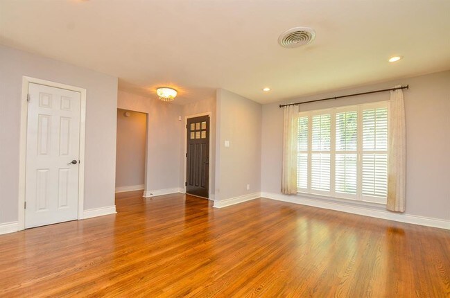 Building Photo - 9518 Emnora Ln
