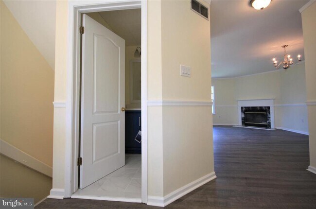 Building Photo - 4000 Quaker Ct