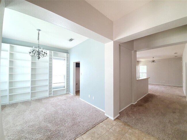 Building Photo - 1323 Oakcrest Dr
