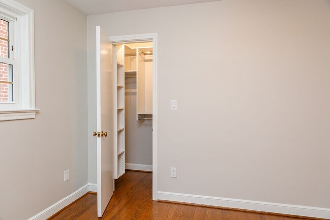 Building Photo - New Listing!