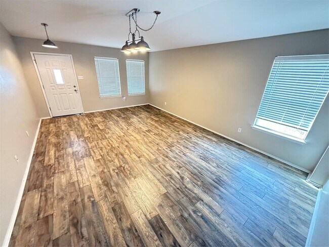 Foto del edificio - 317 McCarthur Dr