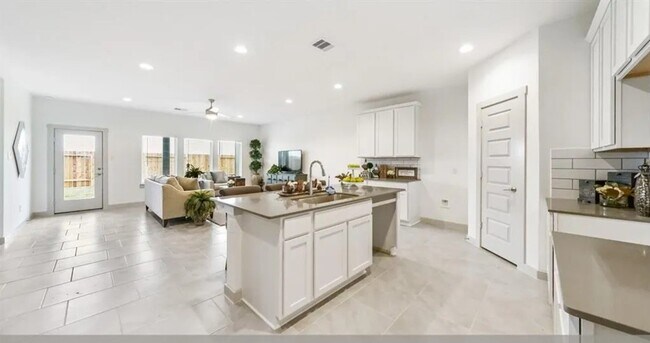 Foto del edificio - 8043 House bank Ln