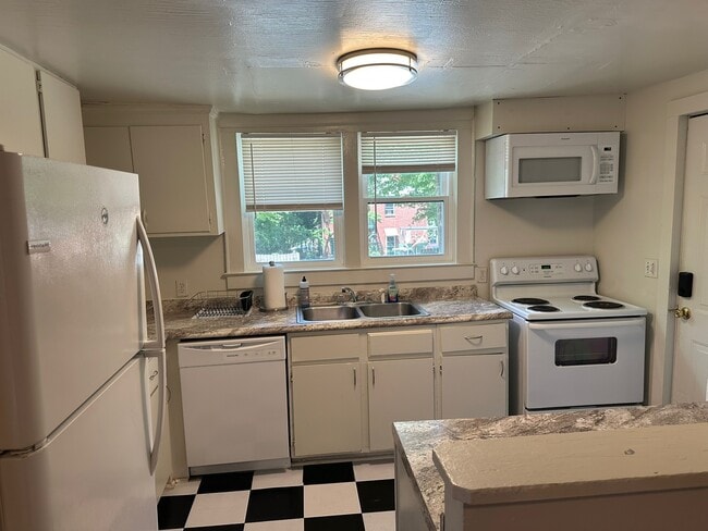 Building Photo - 805 Onslow St