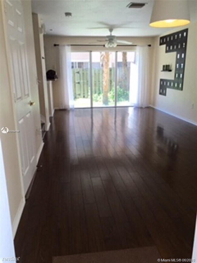 Building Photo - 3 br, 2.5 bath Townhome - 2255 NW 170th Ave