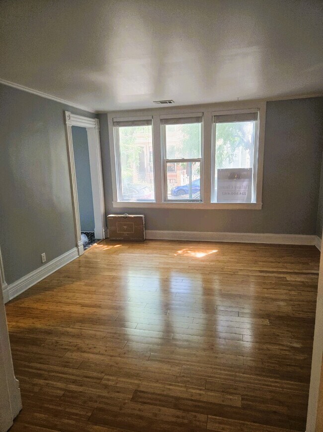 Foto del edificio - 2436 N Marshfield Ave
