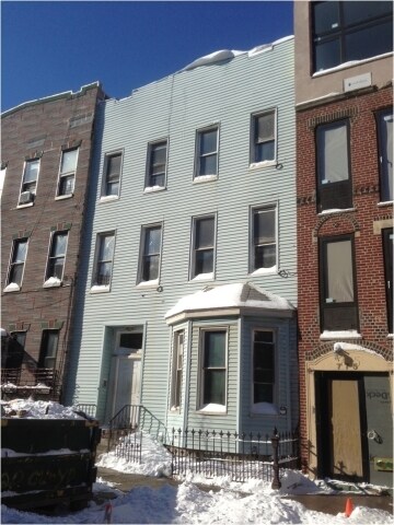 Building Photo - 773 Hart St