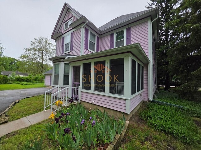 Building Photo - Well-Maintained Historic 4 BR Home Close to Campus! Lawn Mowing Included!