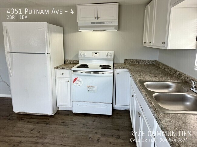 Foto del edificio - 4351 Putnam Ave
