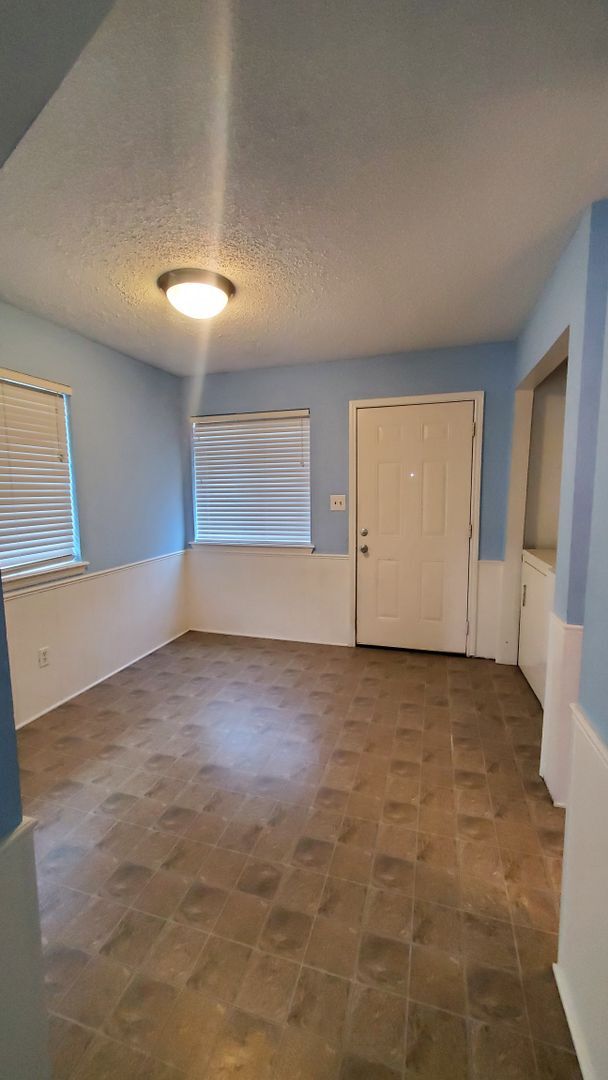 Foto del edificio - (3) Bed/(2.5) Bath Townhome & Pool Access!...