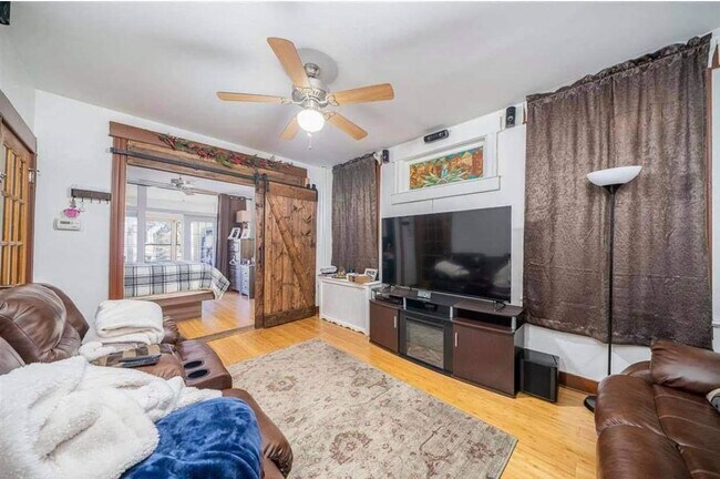Building Photo - 32 W 46th St