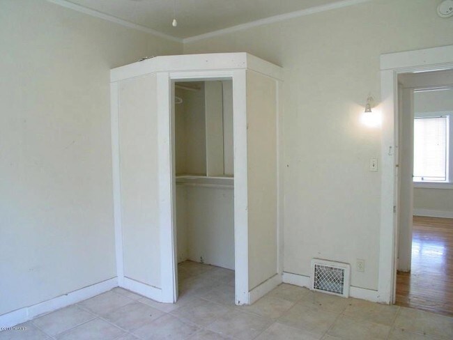 Building Photo - 1487 East Hampton Street