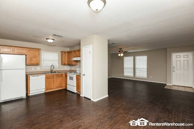 Building Photo - Newly renovated spacious 3 bed/2 bath, wit...
