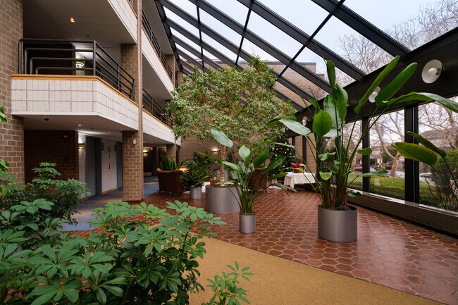 Foto del edificio - 680 W Boston Post Rd