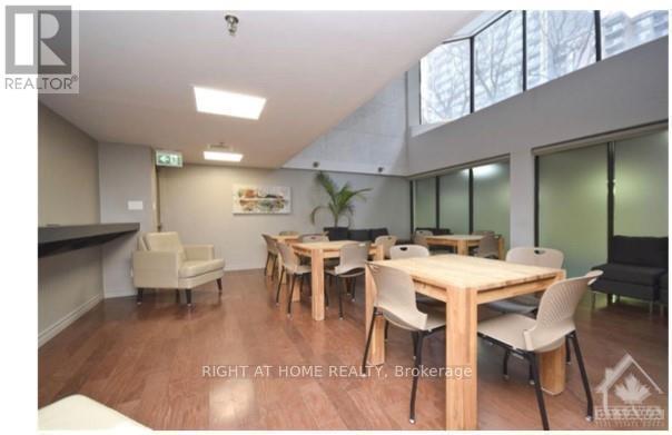 Building Photo - 470-2470 Laurier Ave W
