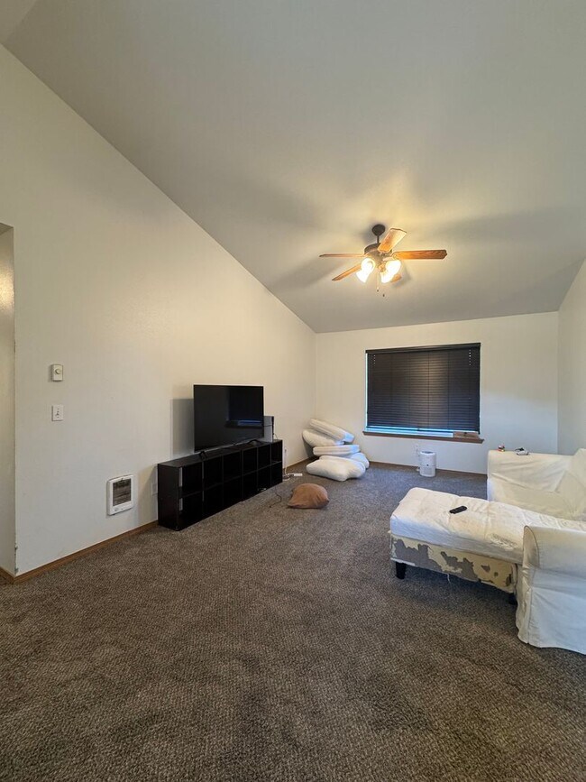 Foto del edificio - 3-Bedroom Home for Lease with Fenced Backyard