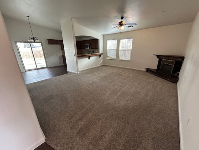 Building Photo - 4 bedroom/2 bath in Northeast Visalia