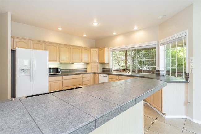 Building Photo - 4 bedroom in Reno NV 89509