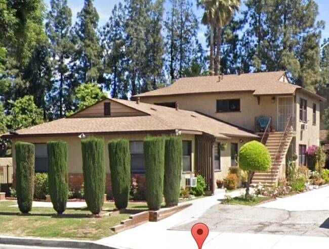 Small town living in big city. Lake Balboa - 7114 Haskell Ave